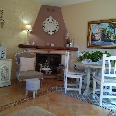 Laurel De La Reina Bed & Breakfast - Boutique ลาซูเบีย ภายนอก รูปภาพ