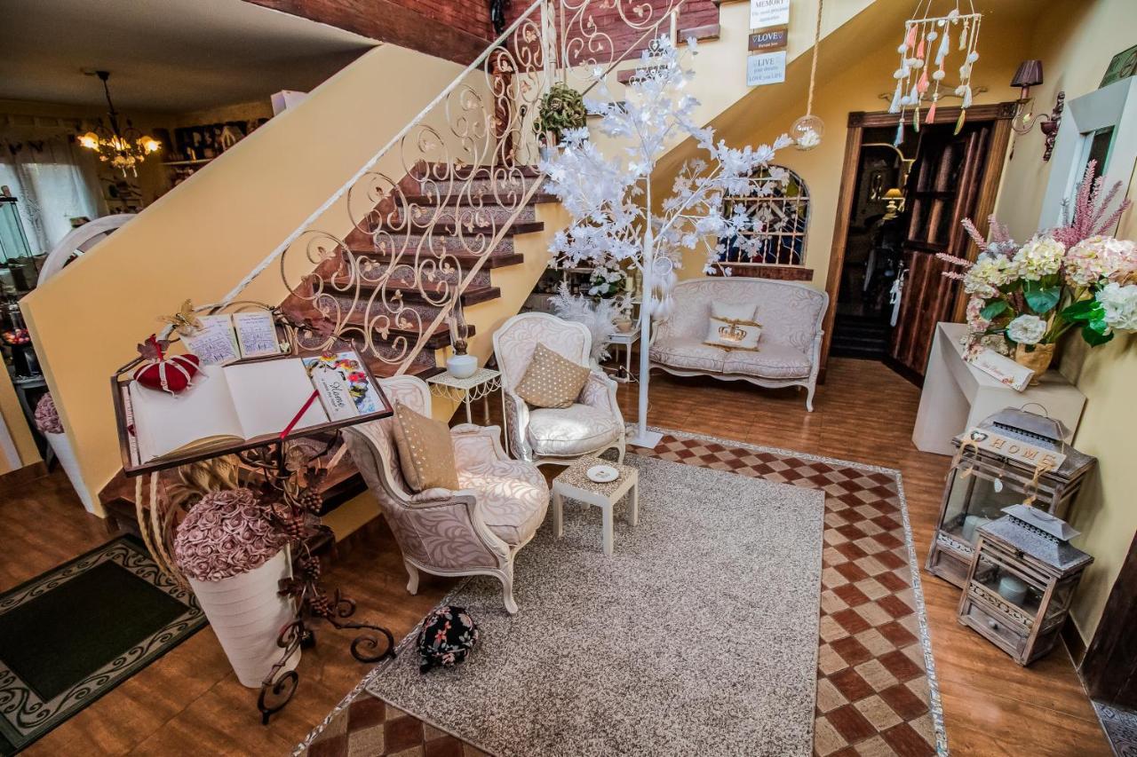 Laurel De La Reina Bed & Breakfast - Boutique ลาซูเบีย ภายนอก รูปภาพ
